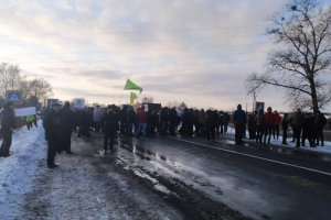 На Сумщине стартовала акция протеста против открытия рынка земли: аграрии перекрыли трассу