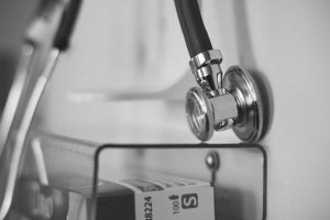 В Сумах сообщили о подозрении 2 врачам, из-за равнодушия которых умерла пациентка
