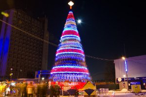 В Сумах уже начали устанавливать новогоднюю елку