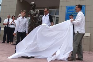 В Сумах появилась скульптура двукратного олимпийского чемпиона Владимира Голубничего