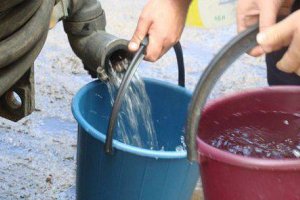 КП «Горводоканал» подвозит воду в Курский микрорайон цистернами