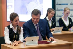 Янукович опробовал школьный планшет 