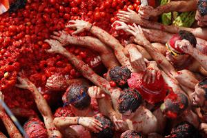 В Испании провели традиционные томатные бои