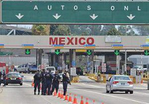  На границе США и Мексики упала крыша КПП