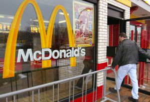 Американцы отравились в туалете McDonald's, есть жертвы