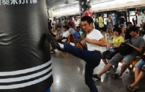 Боксёрские груши в шанхайском метро